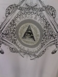 Polera con simbolos satanicos
