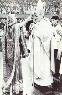Juan Pablo Segundo siendo ungido con el rito pagano de Tilak